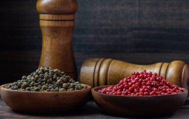 Ahşap kase kırmızı ve yeşil biber