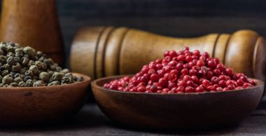 Ahşap kase kırmızı ve yeşil biber