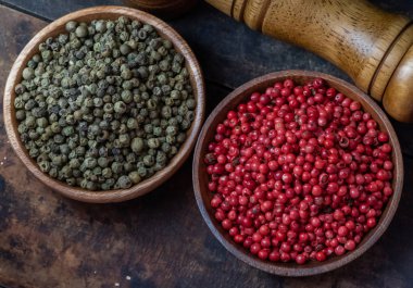 Ahşap kase kırmızı ve yeşil biber