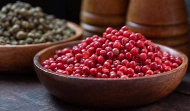 Ahşap kase kırmızı biber