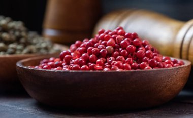 Ahşap kase kırmızı biber