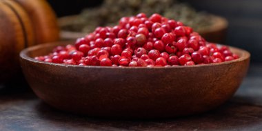 Ahşap kase kırmızı biber