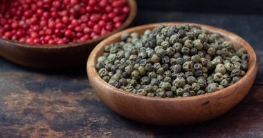 Ahşap kase yeşil biber