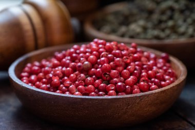 Ahşap kase kırmızı biber