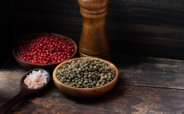 Ahşap kase kırmızı ve yeşil biber