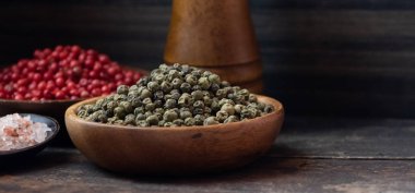 Ahşap kase yeşil biber