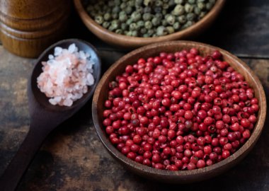 Ahşap kase kırmızı biber