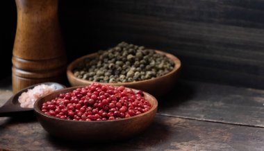 Ahşap kase kırmızı ve yeşil biber