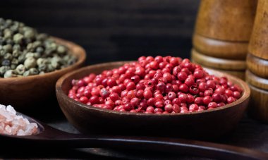 Ahşap kase kırmızı biber