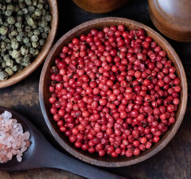 Ahşap kase kırmızı biber