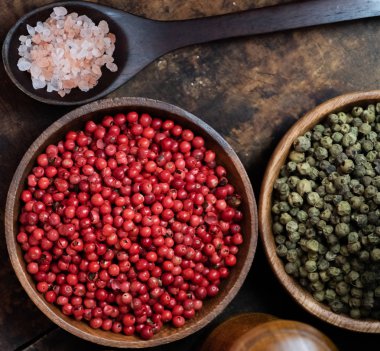 Ahşap kase kırmızı biber