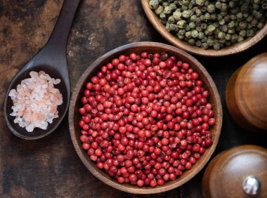 Ahşap kase kırmızı biber