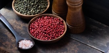 Ahşap kase kırmızı biber