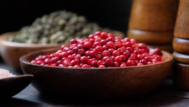 Ahşap kase kırmızı biber