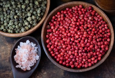 Ahşap kase kırmızı biber