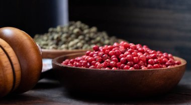 Ahşap kase kırmızı biber