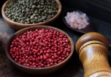 Ahşap kase kırmızı biber