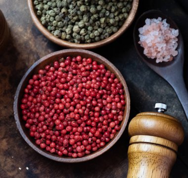 Ahşap kase kırmızı biber