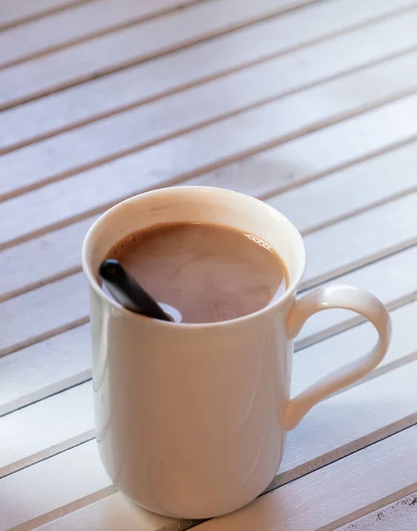 Cioccolata Calda Una Tazza Bianca Sfondo Legno — Foto Stock