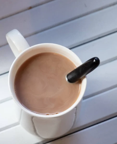 Cioccolata Calda Una Tazza Bianca Sfondo Legno — Foto Stock