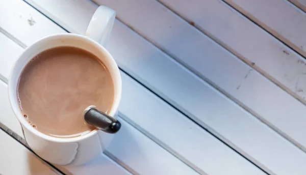 Chocolate Caliente Una Taza Blanca Sobre Fondo Madera — Foto de Stock