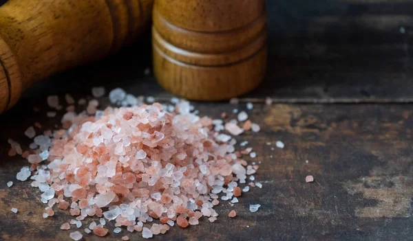 Himalaya tuz ahşap tahta üzerinde