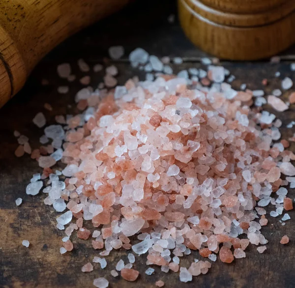 Himalaya tuz ahşap tahta üzerinde