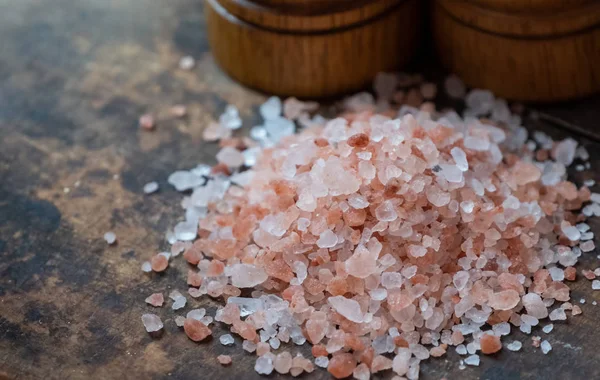 Himalaya tuz ahşap tahta üzerinde