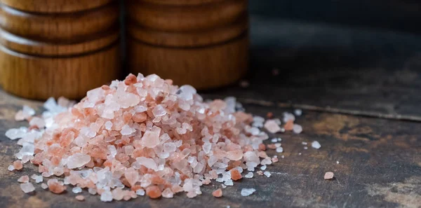 Himalaya tuz ahşap tahta üzerinde