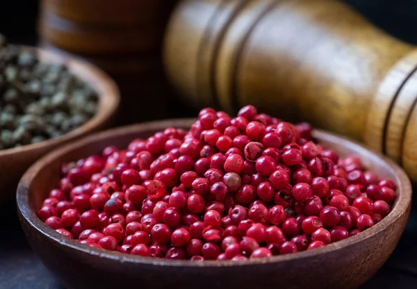 Ahşap kase kırmızı biber