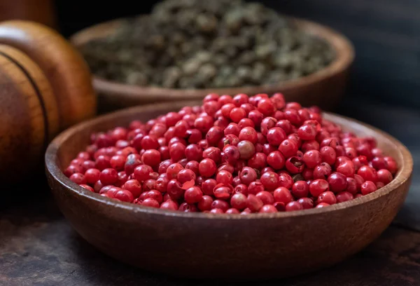 Ahşap kase kırmızı biber