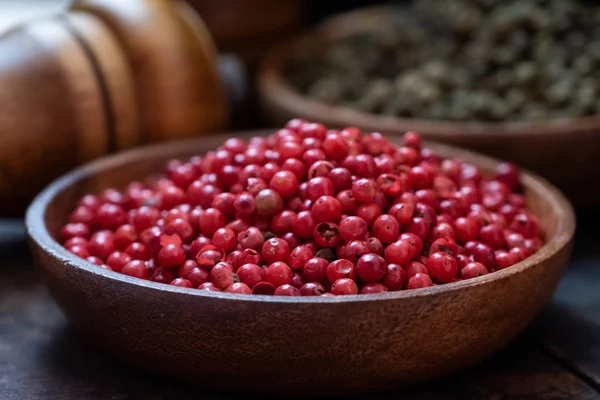 Ahşap kase kırmızı biber