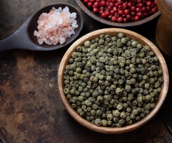 Ahşap kase yeşil biber