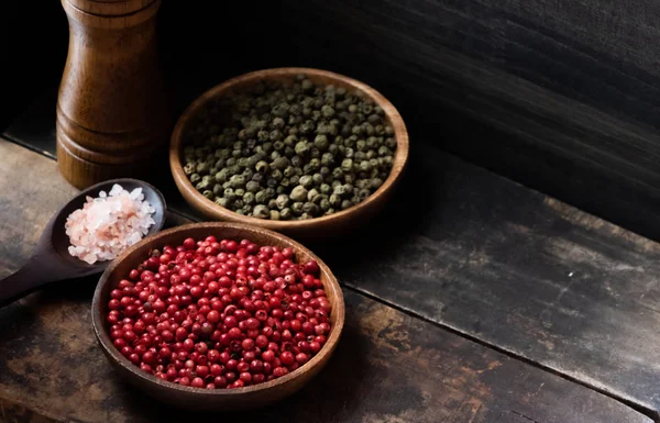 Ahşap kase kırmızı ve yeşil biber