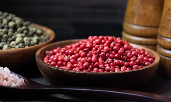 Ahşap kase kırmızı biber