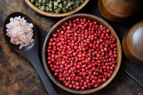 Ahşap kase kırmızı biber