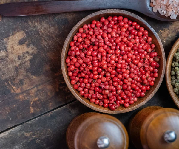 Ahşap kase kırmızı biber