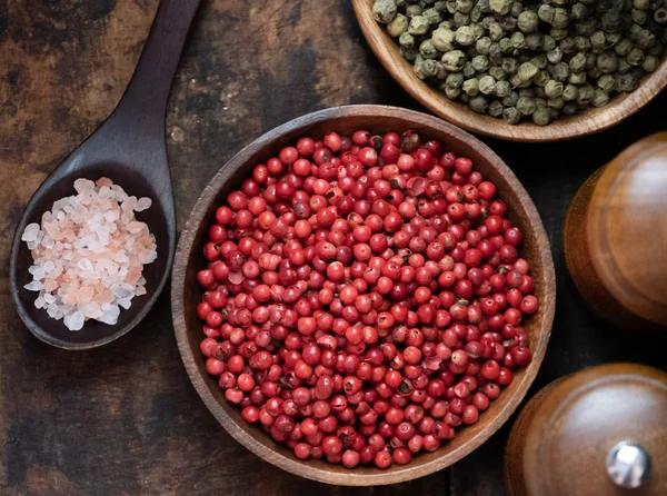 Ahşap kase kırmızı biber