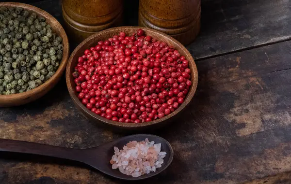 Ahşap kase kırmızı biber