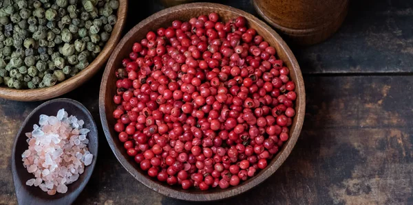 Ahşap kase kırmızı biber