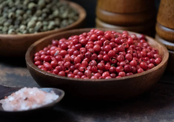 Ahşap kase kırmızı biber