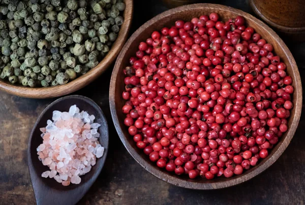 Ahşap kase kırmızı biber