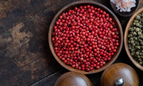 Ahşap kase kırmızı biber