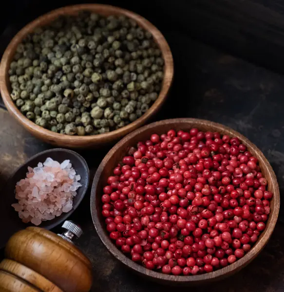 Ahşap kase kırmızı biber