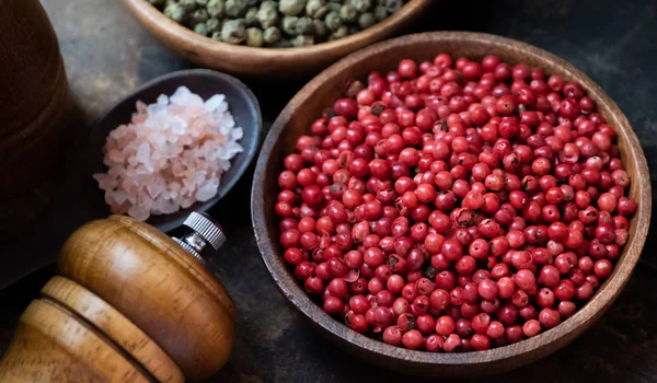 Ahşap kase kırmızı biber