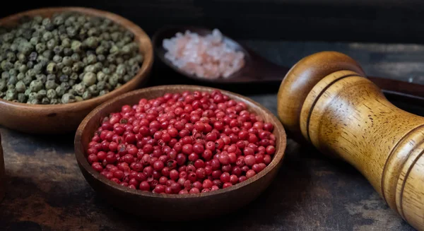 Ahşap kase kırmızı biber