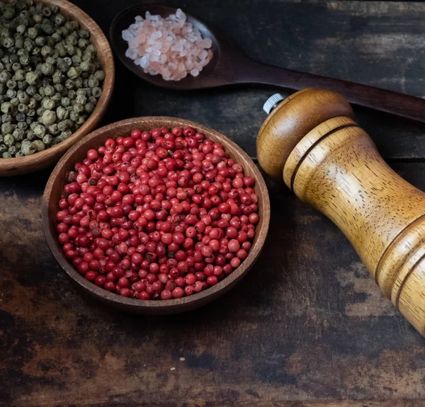 Ahşap kase kırmızı biber