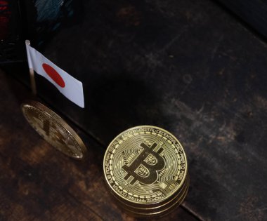 Japon minyatür bayrağı ile bitcoin ahşap tahta üzerinde