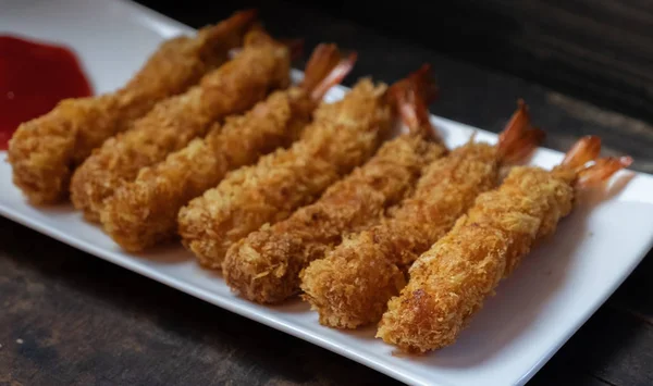 Langostino Frito Cubierto Con Harina Crujiente Plato Blanco Sobre Fondo —  Fotos de Stock