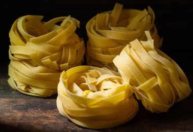 Ahşap tahta üzerinde kurutulmuş tagliatelle makarna